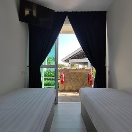 Solesor Kampong Beach Resort Петалинг Джая Екстериор снимка