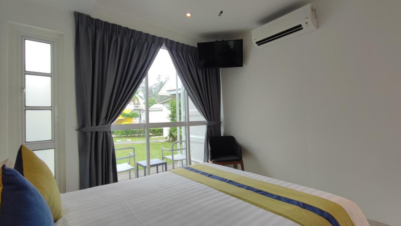 Solesor Kampong Beach Resort Петалинг Джая Екстериор снимка