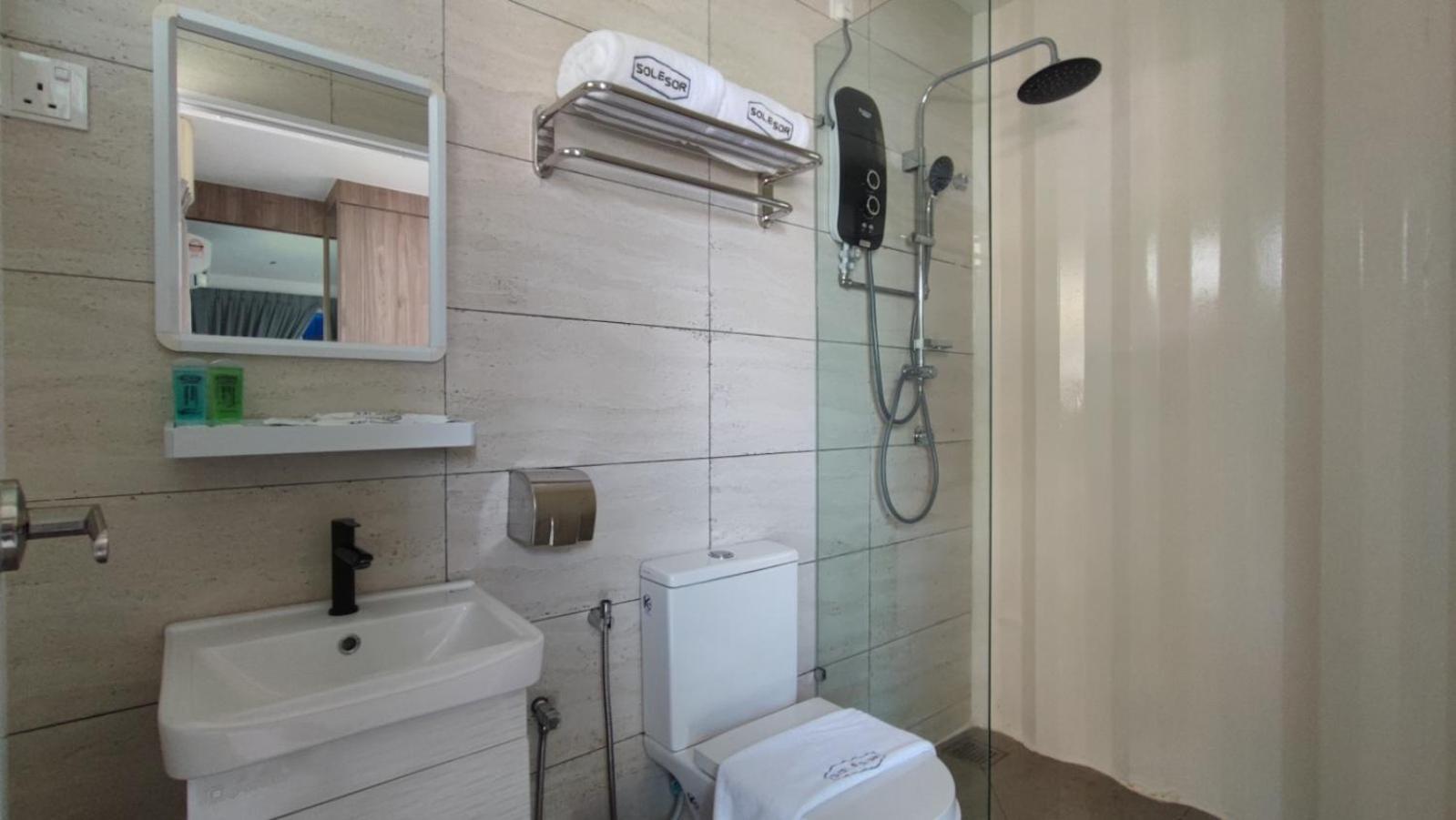 Solesor Kampong Beach Resort Петалинг Джая Екстериор снимка